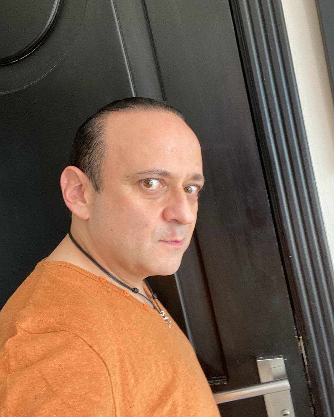 Lalo España reacciona a polémica por recibir vacuna contra el Covid-19 sin tener la edad requerida