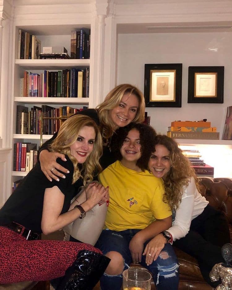 En 2017, Lucerito acudió a una entrega de premios junto a Lucero, robándole la atención, hecho que repitió en las tiernas fotografías que protagonizó junto a su mamá, quien constantemente le dedica amorosos mensajes.