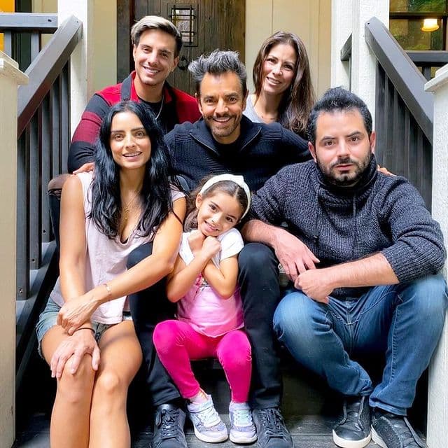 Eugenio Derbez ha provocado toda clase de burlas en redes sociales porque no solo Vadhir y José Eduardo son sus clones, también sus hijas Aislinn y Aitana son igualitas a él.