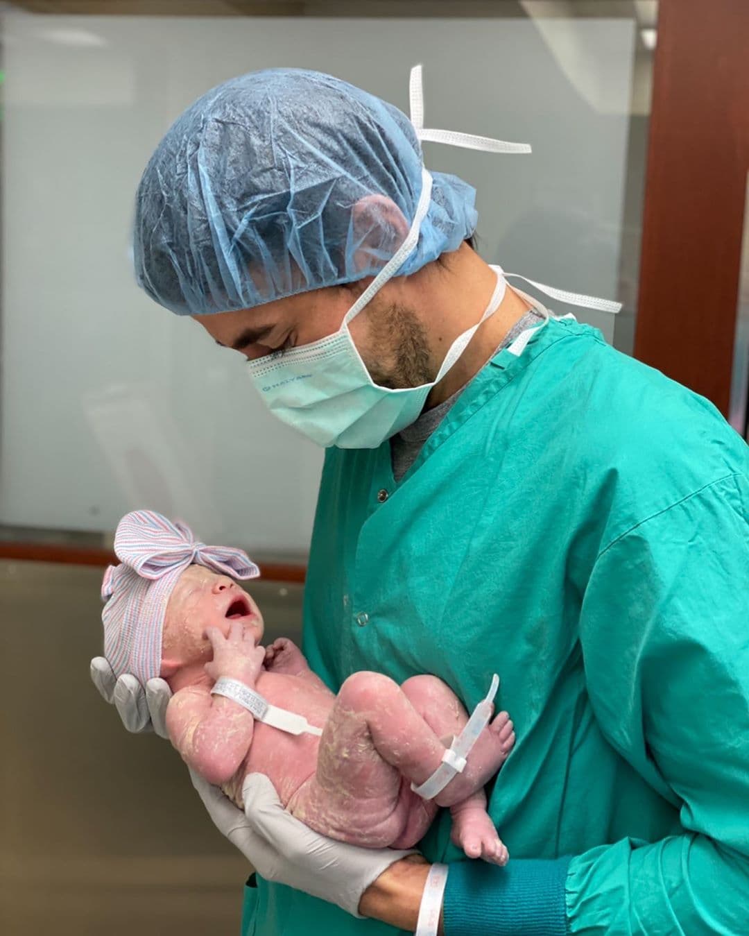 El nacimiento de la bebé fue revelado a principios de febrero, luego de que Julio Iglesias Jr., hermano mayor del cantante, diera a conocer que ya era tío. Esta noticia fue confirmada meses después por el cantante y la extenista, quienes a través de redes sociales la presentaron.