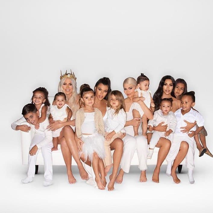 Toda la familia Kardashian tuvo una blanca Navidad en compañía de otros famosos.