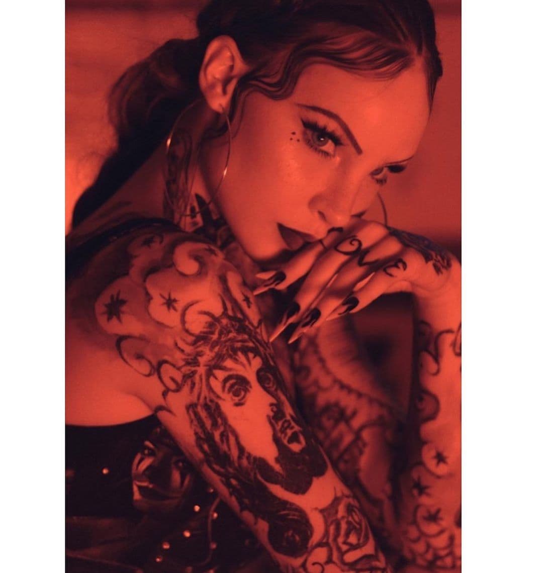 Amor a primera vista" es la primera colaboración de Belinda con el grupo mexicano, Los Ángeles Azules. Sin embargo, los tatuajes de la cantante de 29 años no son permanentes, sólo durarán durante el rodaje del clip.