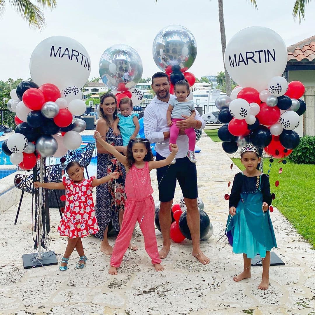 Jacky Bracamontes celebra el cumpleaños de Martín Fuentes entre globos, regalos y un enorme pastel
