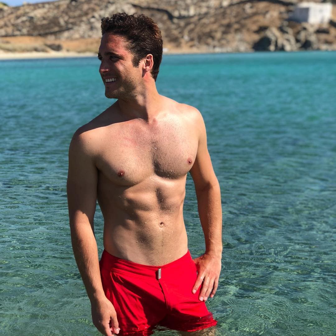 Diego Boneta tan apetitoso como una barbacoa de borrego.