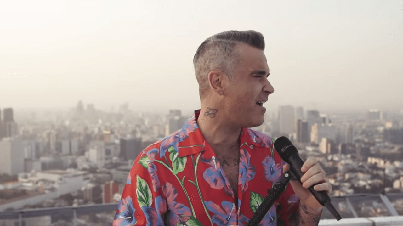 Robbie Williams en un helipuerto de la Ciudad de México
