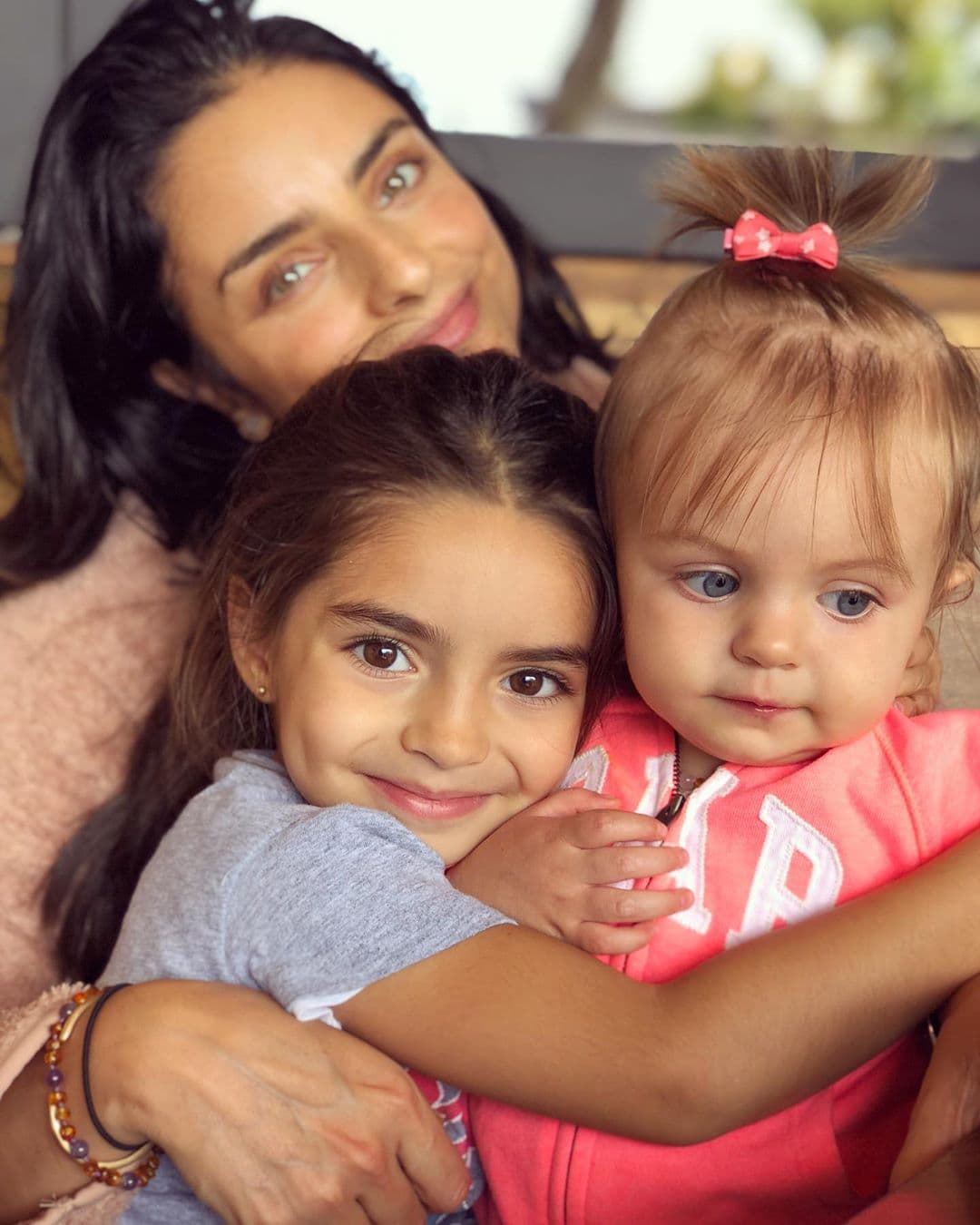 Con tierno video, Aislinn Derbez muestra cómo se divierten Kailani y Aitana Derbez