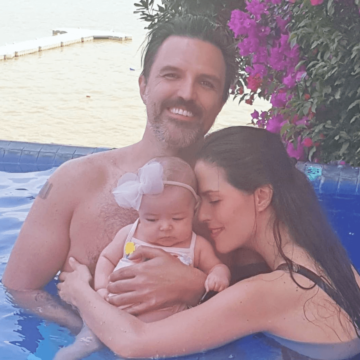 A casi cuatro meses de haber dado a luz, Claudia Álvarez posa en traje de baño