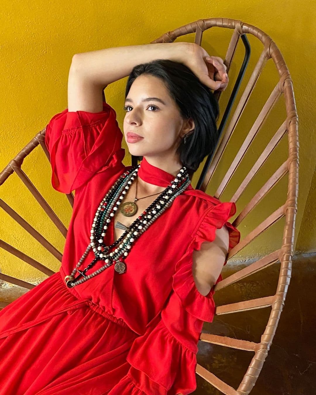 Ángela Aguilar causa revuelo al dejarse ver vestida de novia