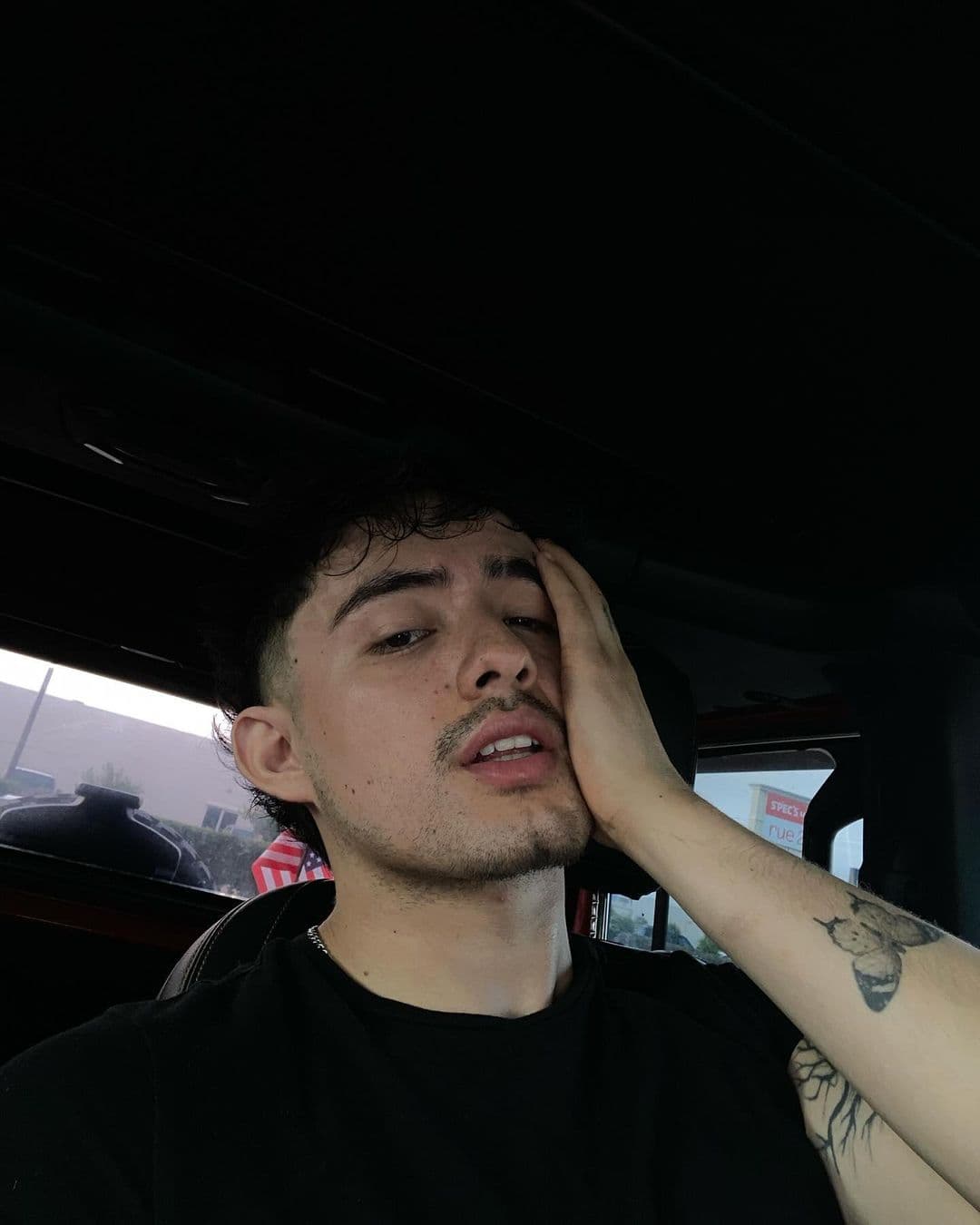 TikToker Brins Torres mostró el momento en el que descubrió que la chica con la que iba a salir tenía novio