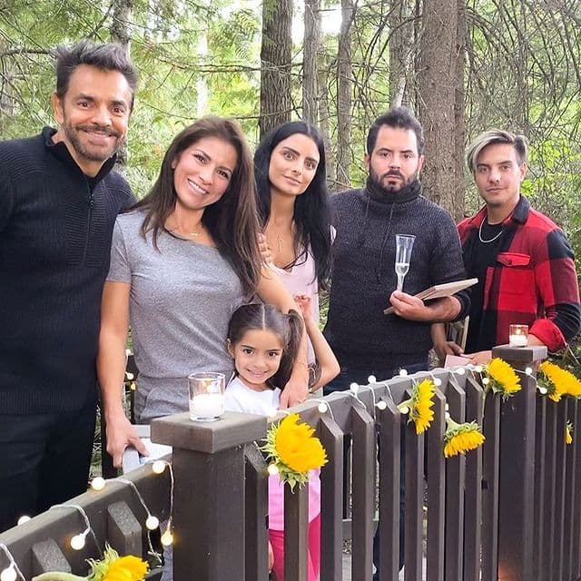 Alessandra Rosaldo regresa con Sentidos Opuestos y los Derbez hasta pancartas llevan.