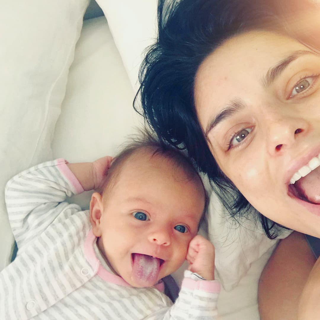 Aislinn Derbez se vuelve tendencia por sus publicaciones junto a su hija