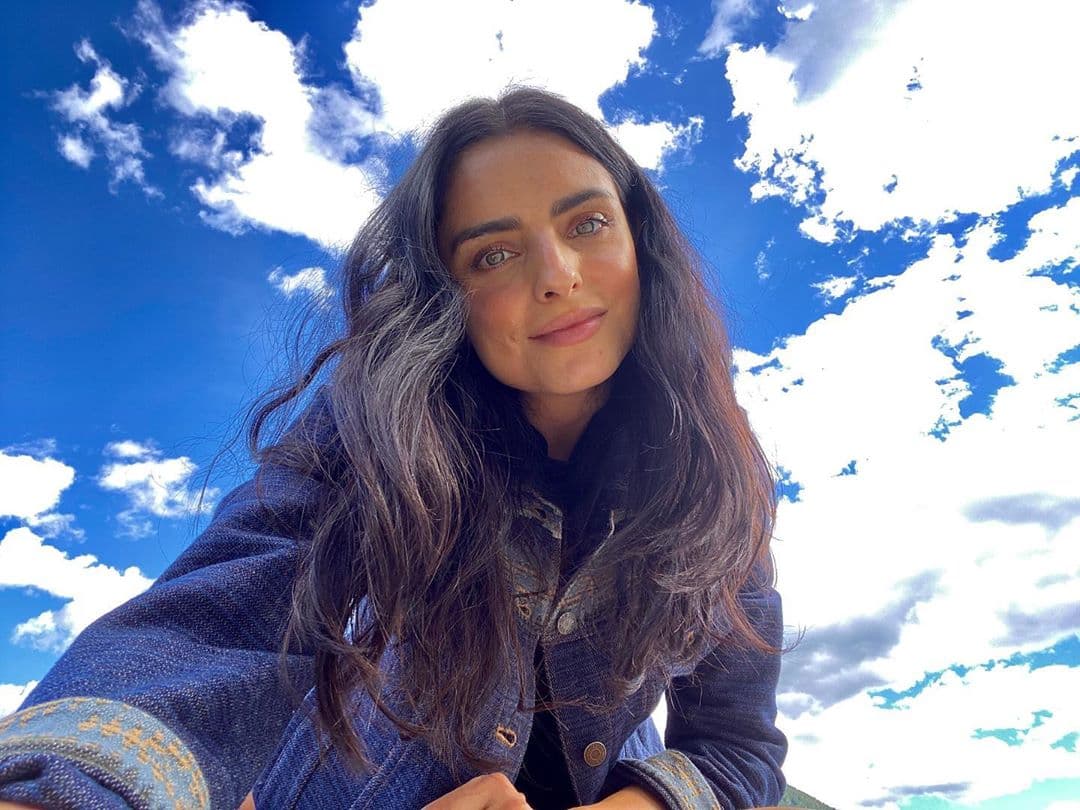 Aislinn Derbez no solo es limpiaparabrisas, también ameniza restaurantes con su talento