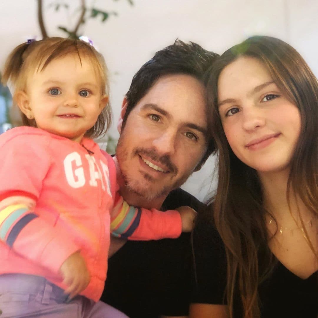 En infinidad de publicaciones y entrevistas, Mauricio Ochamann ha dejado claro que la faceta que más disfruta en la vida es la de ser papá. Incluso, hace unas semanas confesó que sería con sus hijas, Lorenza, de 16 años, y Kailani, de 2, con quienes quiere pasar sus últimos momentos.