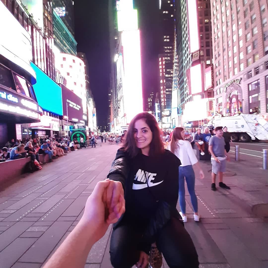 “Prometo cuidarte desde el primer día, hasta el último que me toque al lado tuyo, siempre hacerte sonreír y hacerte sentir segura en este mundo tan loco (…) Te amamos princesa y te esperamos impacientes”, puntualizó.