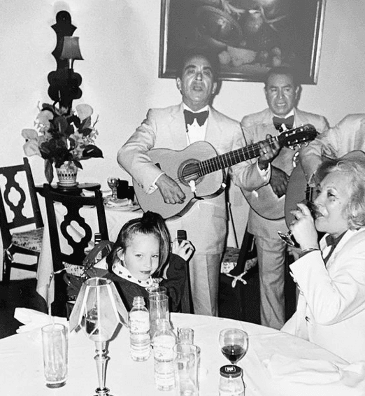 En esta imagen también se puede apreciar a la cantante en contacto con la música desde muy pequeña.