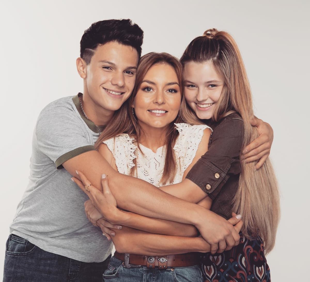 Isabella Tena revela con quién quiere que se quede Angelique Boyer en ‘El amor invencible’