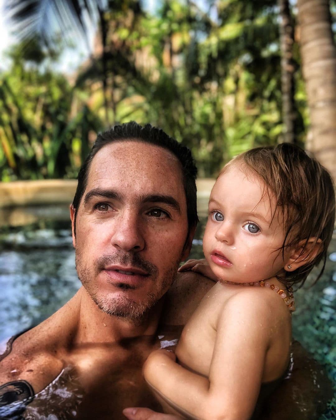 Mauricio Ochmann no se quedó atrás y compartió una fotografía junto a Kailani, afirmando que para él estar con su hija es como vivir en el paraíso.