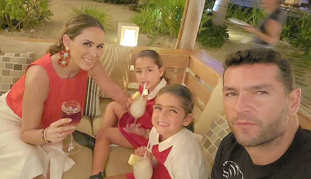 “Mientras las bebés duermen, nosotros nos escapamos a la playa. Mis chicas”, precisó la presentadora, quien también compartió selfies junto a su esposo Martín Fuentes.