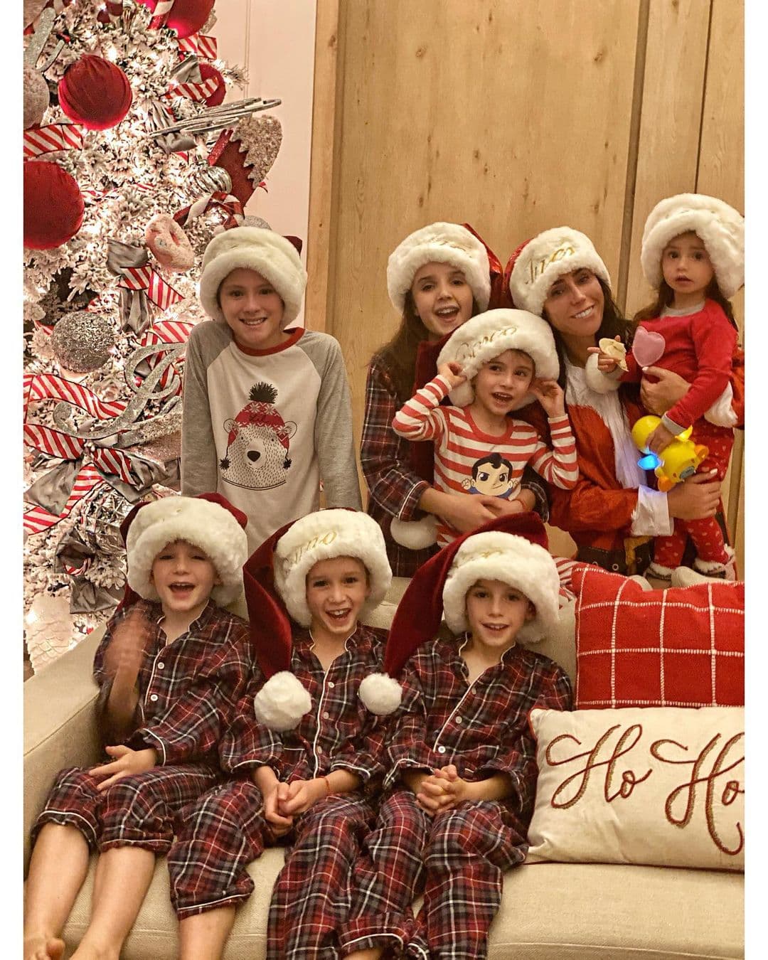 Inés Gómez Mont hizo lo mismo con su familia y con pijamas iguales posaron junto a su majestuoso árbol de Navidad.