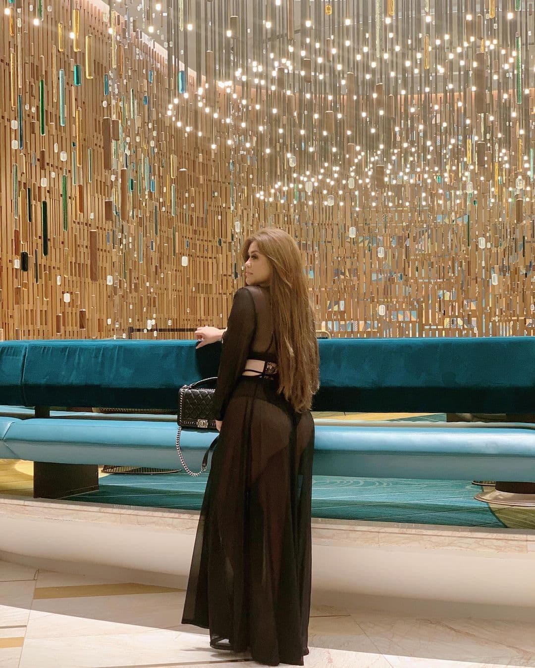 “Pero ¿por qué quedaron así? Porque estoy haciendo mucho ejercicio, entonces se me nota, se me ven redonditas, se me ven mejor que antes en mi humilde opinión. Me gusta mucho cómo me veo, me encanta cómo me veo, estoy feliz sin esto. Espero próximamente quitarme los implantes de seno porque ya me pesan”, destacó.