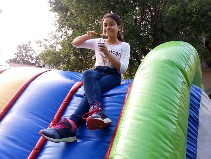 Valeria nos presumió el delicioso helado que estaba comiendo sobre la resbaladilla inflable.