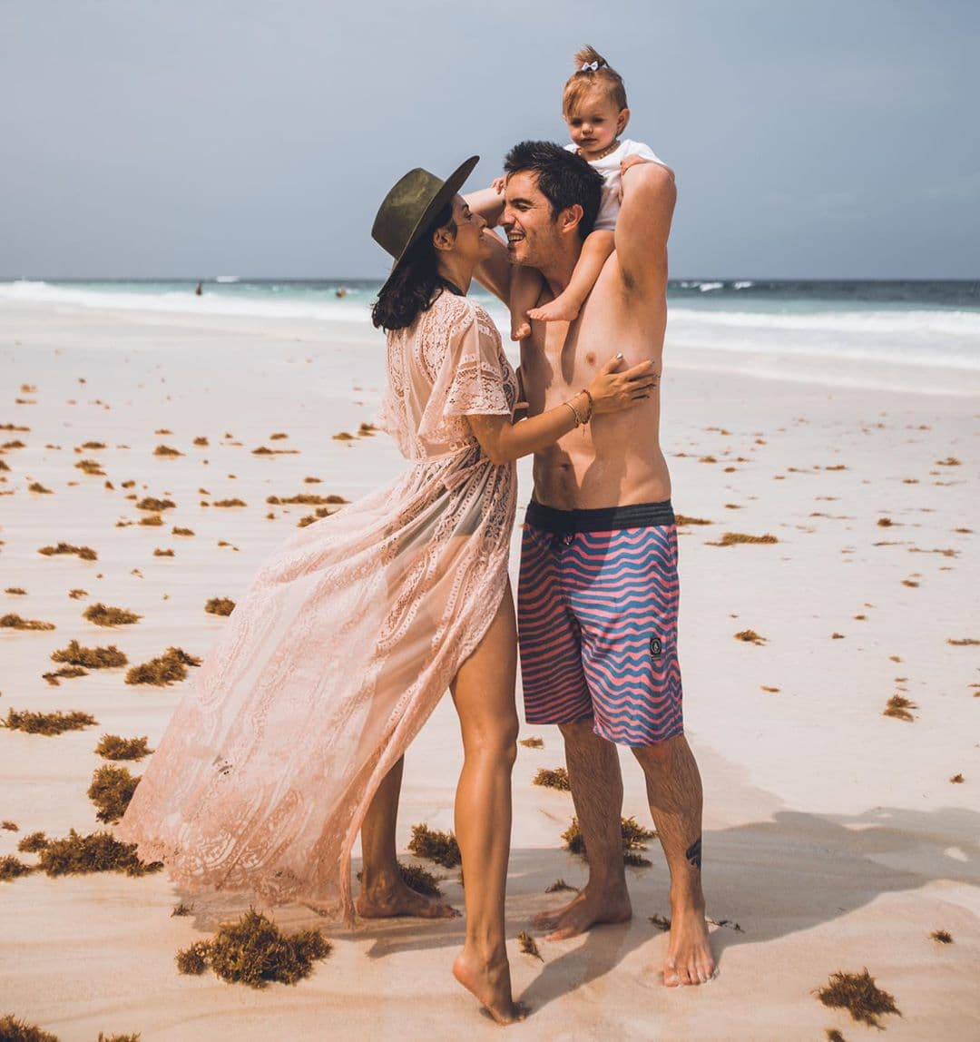 “Lo mejor que me pudo haber pasado en esta vida es encontrarlos (…) Nos hacían falta unas vacaciones ¿verdad Mauricio Ochmann? Lo padre es que Kai no nos dejó dormir”, precisó como descripción de las imágenes.