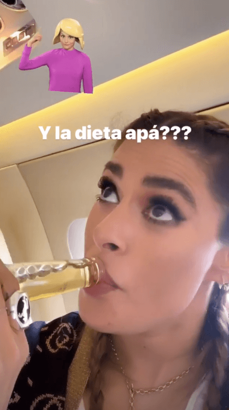 Galilea tomando cervezas en vuelo a Acapulco con sus amigas