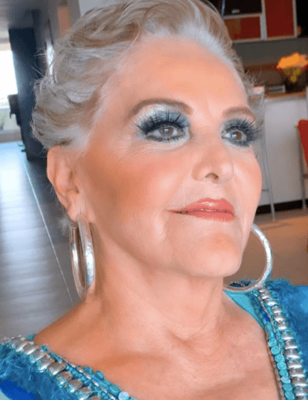 Y, es que Doña María de Lourdes impactó al lucir un look en tonos azulez, en los ojos, y un rostro bronceado que fue resaltado por un labial color durazno.