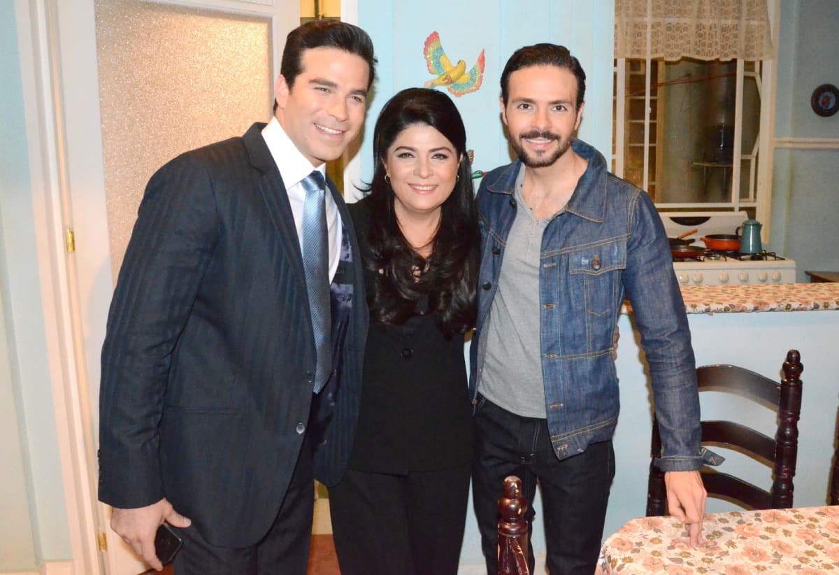 Victoria Ruffo publica peculiar foto con sus hijos de Corona de Lágrimas