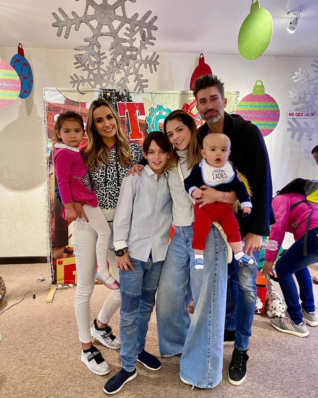 Es común ver en los respetivos perfiles de las estrellas imágenes en las que no solo posan con Santino, sino también con Gia, Rocco, Patricio Borghetti e incluso Leo, actual esposo de la actriz de ‘Médicos Línea de vida.