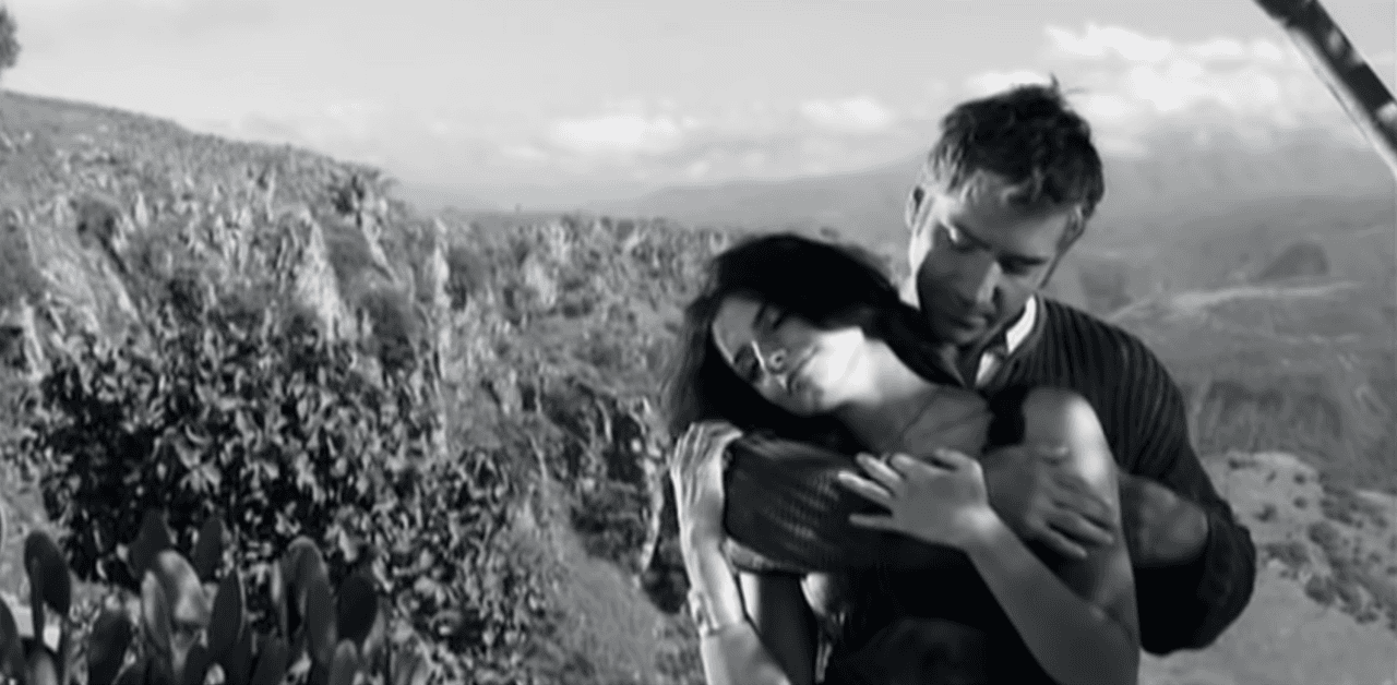 Sobre este trabajo, Aislinn Derbez contó a la agencia de noticias Notimex en 2009: “Alejandro Fernández fue muy amable conmigo en todo momento. No fue difícil hacer eso (escenas de cama), además todo fue muy profesional y bien cuidado”.