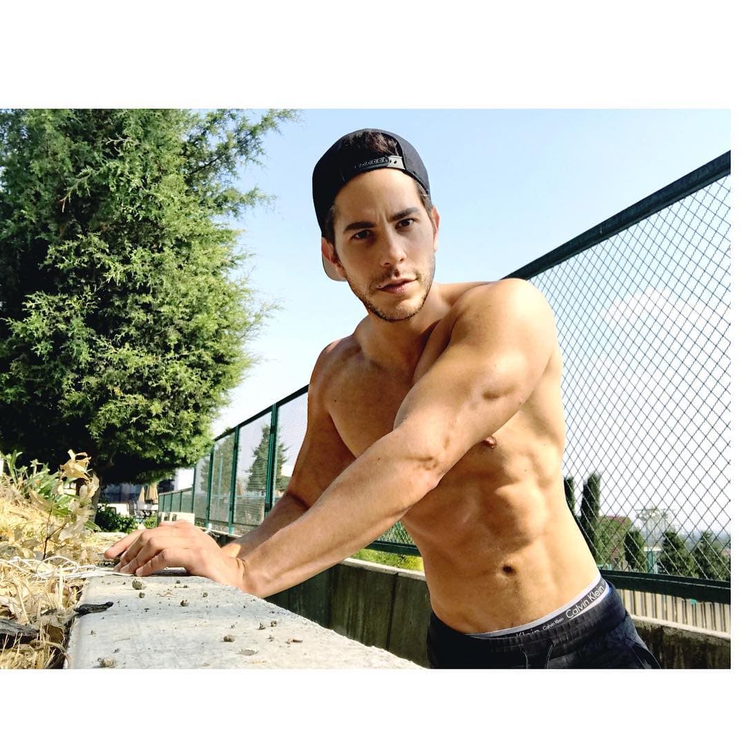 Y también suele dar consejos y rutinas físicas para estar bien física y mentalmente. ¿Ya lo sigues en instagram? Búscalo como @christianchavezreal