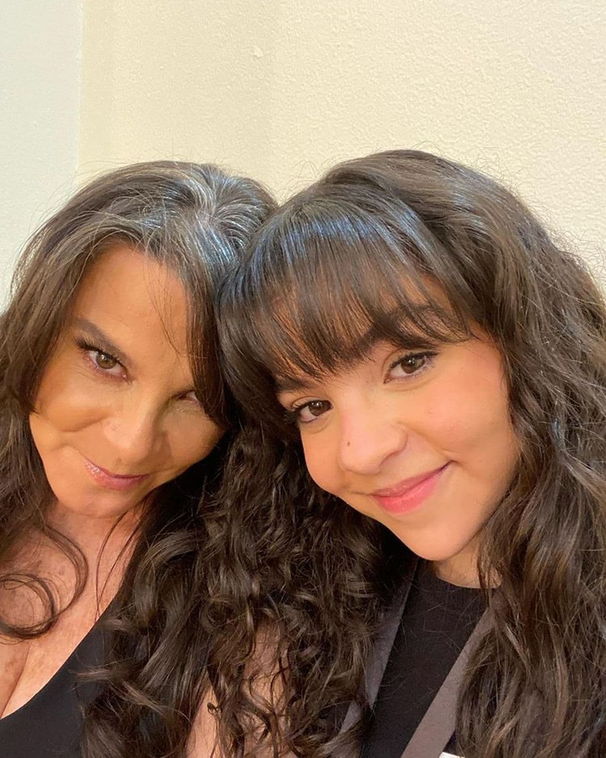 María Perroni es fruto del matrimonio que Mariana Garza sostuvo por años con el actor Pablo Perroni. La adolescente de 13 años enamoró con su participación en la telenovela ‘Vencer el pasado’.