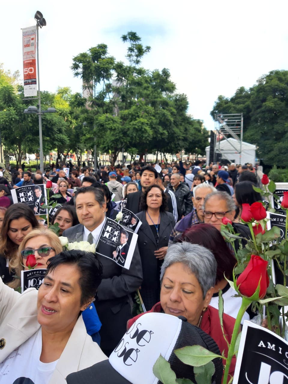De acuerdo con el programa, organizado por la Secretaría de Cultura de la Ciudad de México, las puertas del Palacio de Bellas Artes cerraron en punto de las 13:00 horas para poder trasladarse a la Basílica de Guadalupe, lugar en el que se ofrecerá una misa en honor al intérprete.