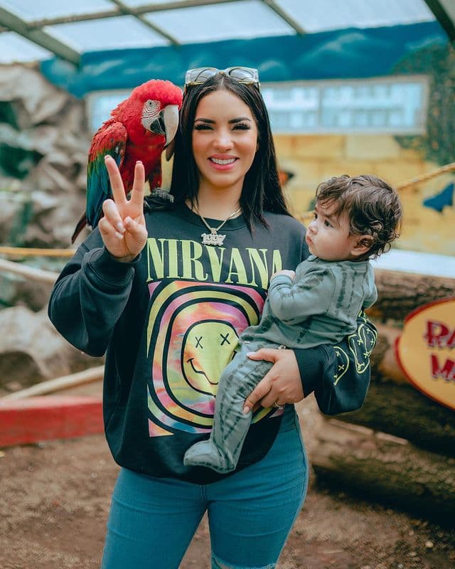 Kimberly Loaiza y JD Pantoja dan su primer auto deportivo a Juanito y dejan con la boca abierta