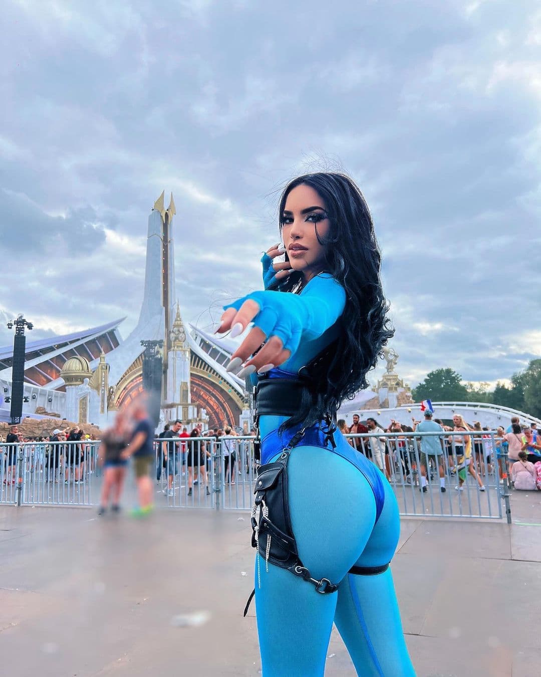 Kimberly Loaiza muestra su look para subir al escenario en Tomorrowland