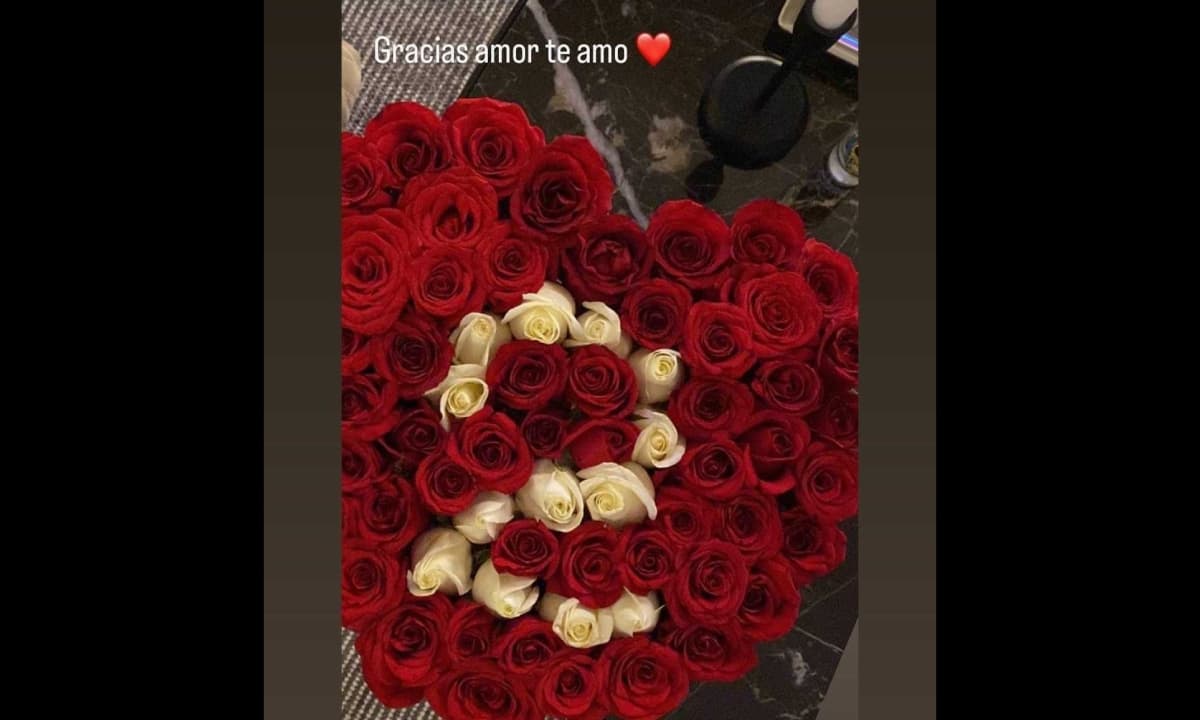 Vicky Fayad mostró el arreglo floral que le dio su novio en su aniversario