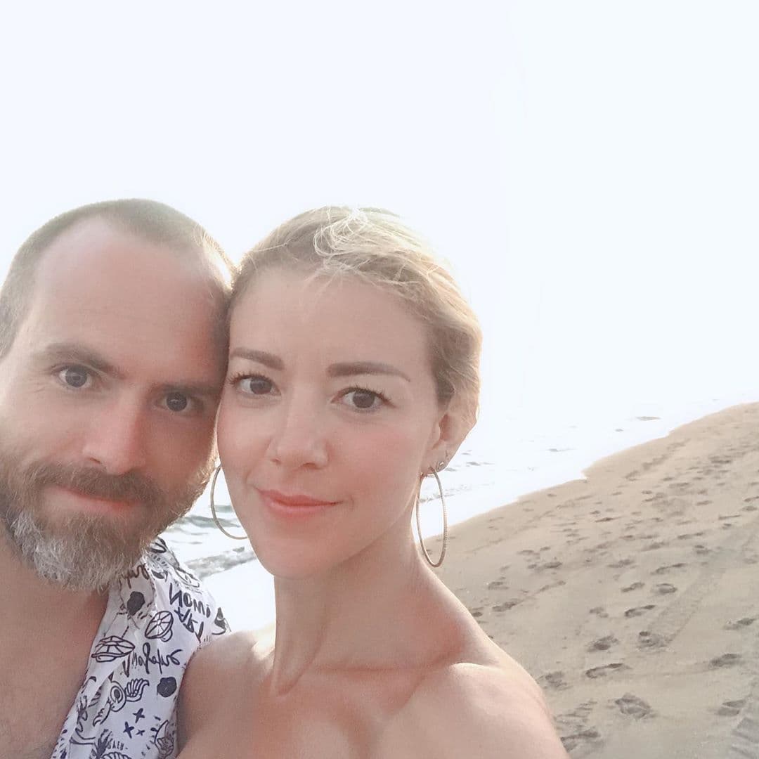 "Cuando salimos de la cita, que todo salió muy bien, ella (la amiga) y yo nos subimos al coche y nos pusimos a cantar y de repente se para un coche (la lado con Erik al volante) y nosotras así de 'te gustó, qué bien'", contó entre risas la actriz.