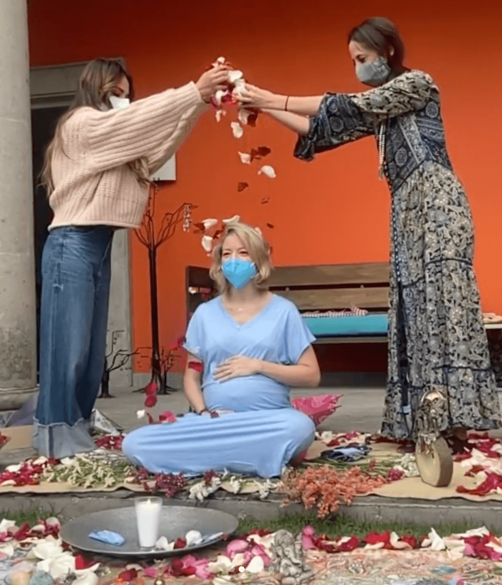 Por supuesto que las fotografías de la actriz no pasaron desapercibidas por seguidores y famosos, quienes le dedicaron amorosos mensajes en Instagram, siendo el de Angelique Boyer, una de sus mejores amigas, el que más sobresalió, pues confirmó que el nombre de su primogénito será Liam.