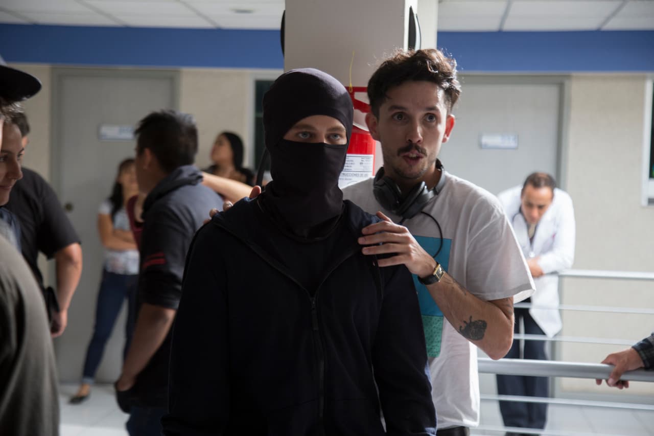 Y Polo escucha atento indicaciones para hacer más realista el asalto.