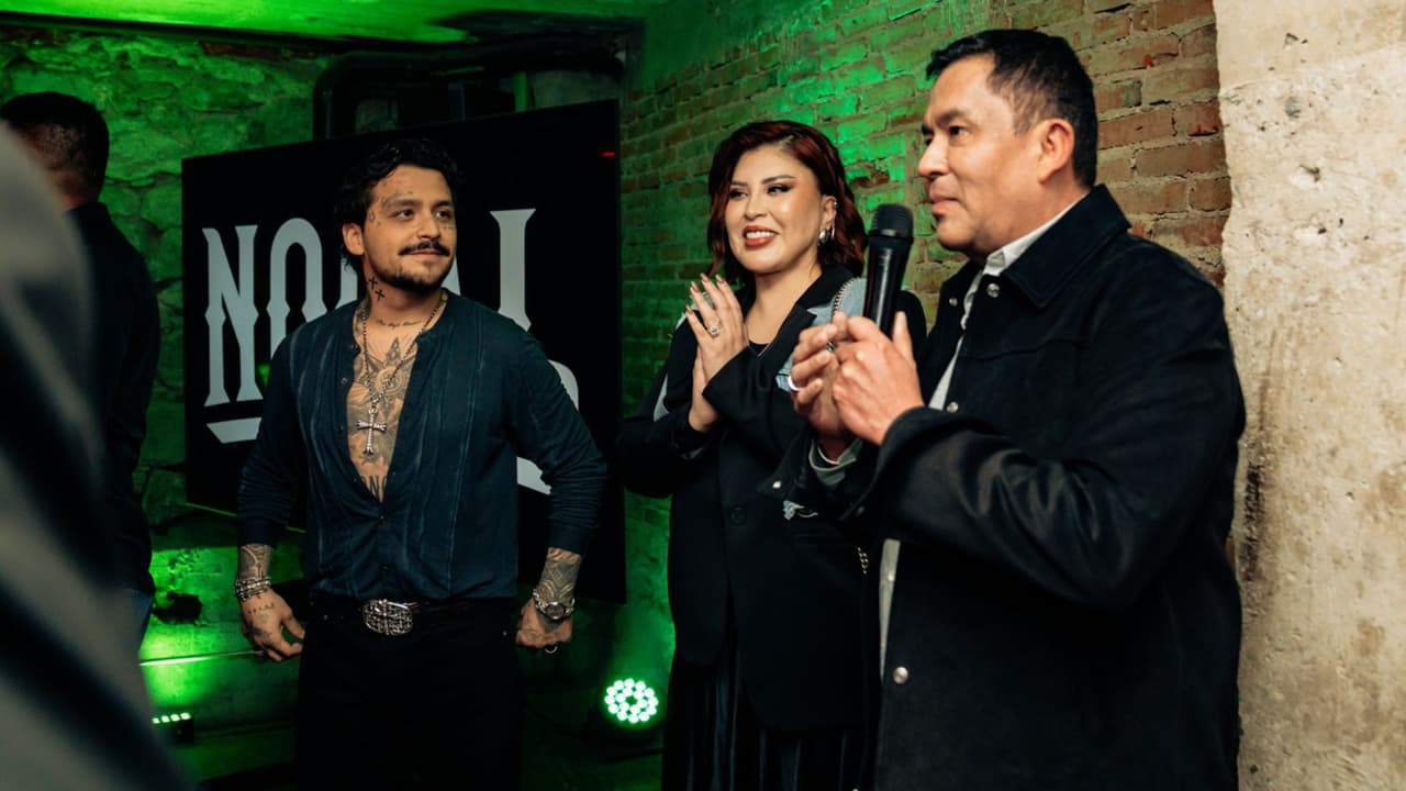 Christian Nodal aparece junto a su madre durante su visita a Ciudad de México