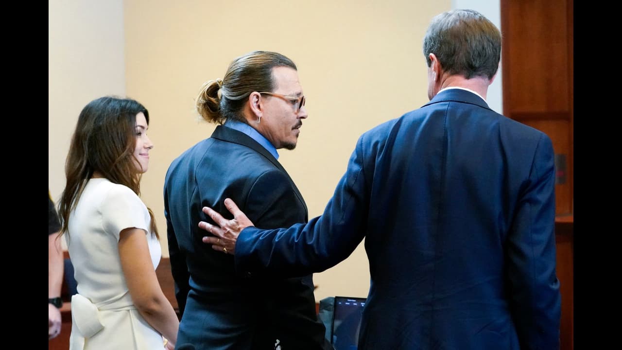 Camille Vasquez junto a Johnny Depp en el juicio contra Amber Heard en mayo de 2022