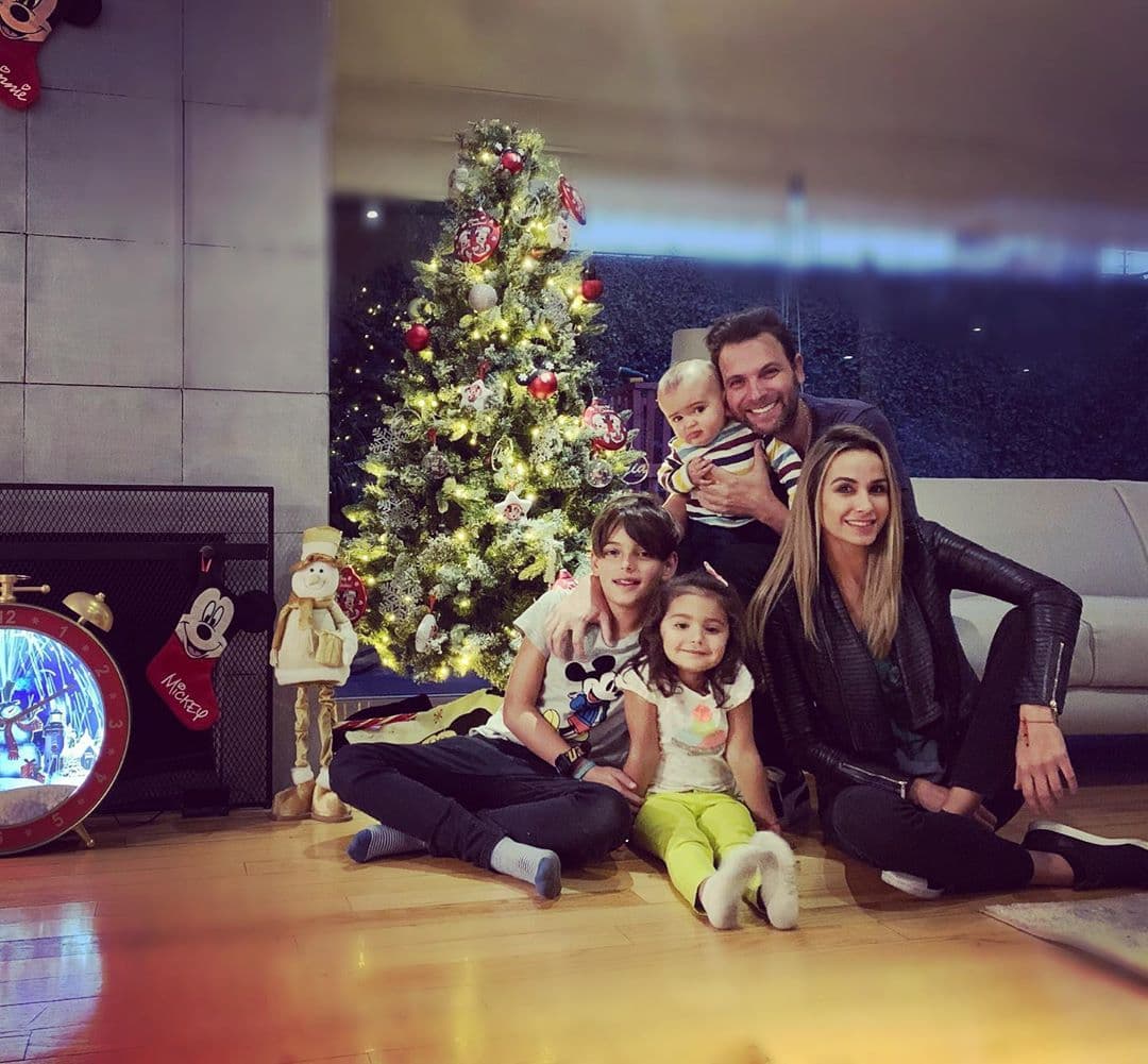 Odalys Ramírez y Patricio Borghetti colocaron su árbol de Navidad en medio de un ambiente familiar. Los tonos dorados y rojos destacan en su publicación.