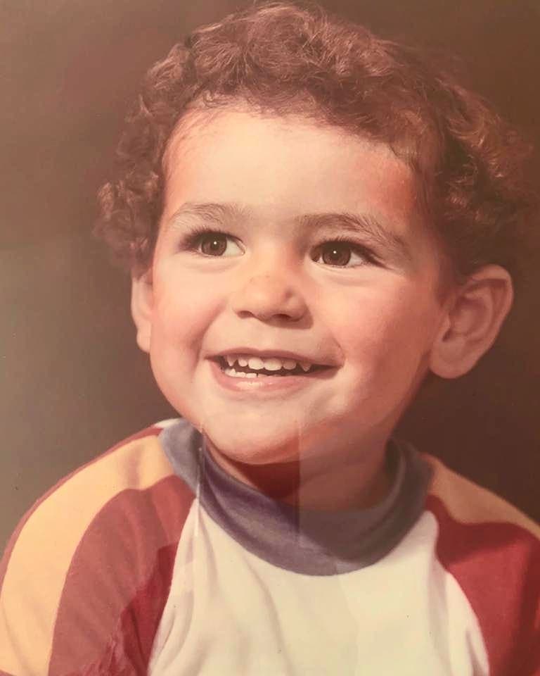 El esposo de Jacky Bracamontes, Martín Fuentes, también se unió a la celebración con una imagen en la que sus seguidores aseguraron que sus hijas, Carolina y Renata, son idénticas a él.