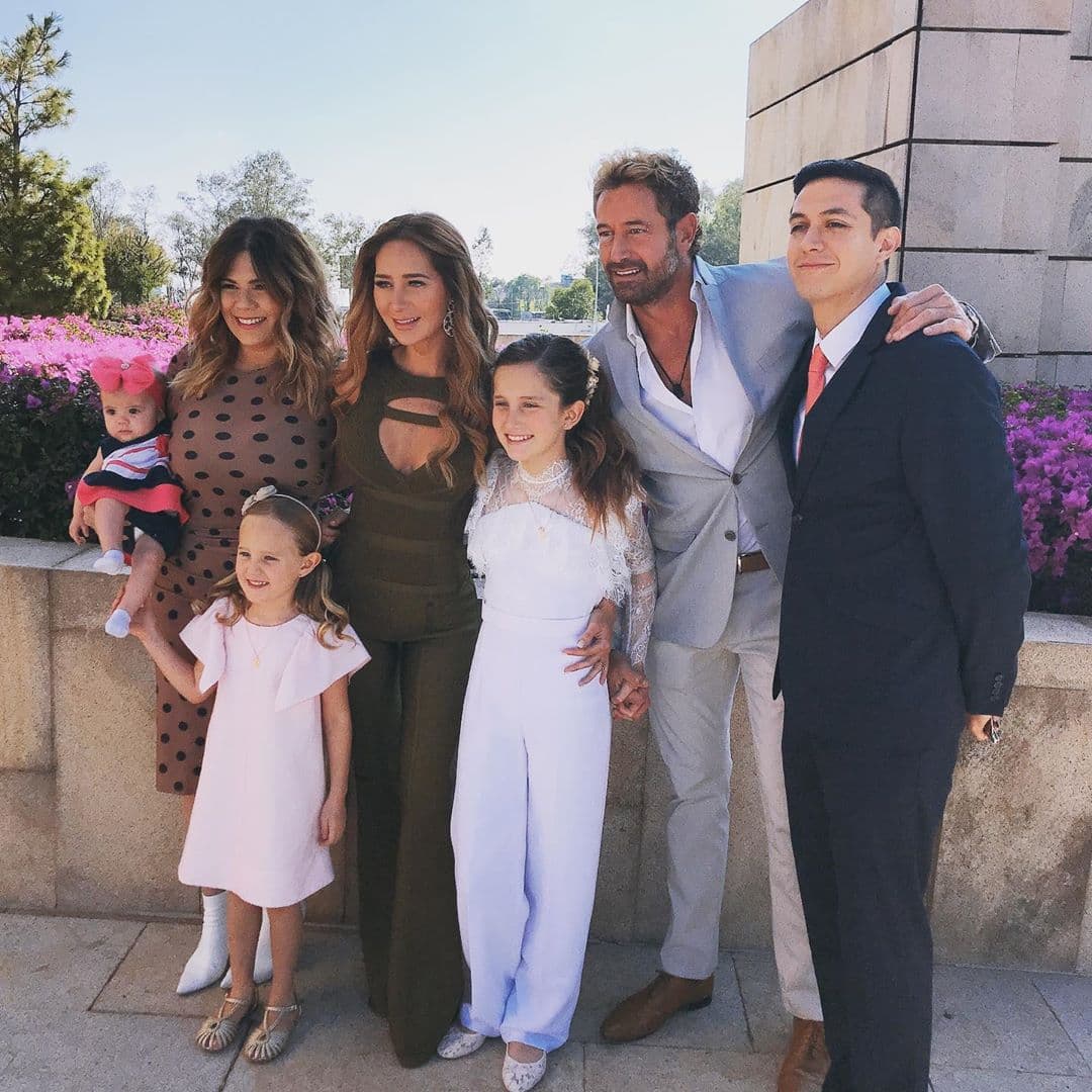 Geraldine Bazán y Gabrie Soto en la primera comunión de su hija