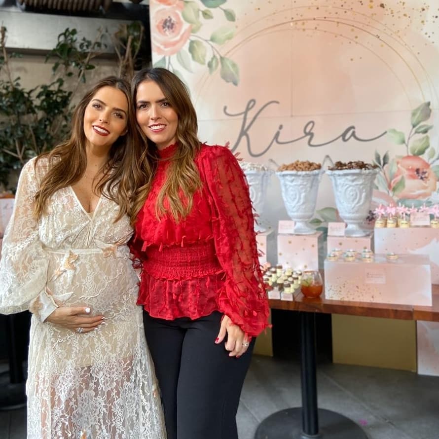 Claudia Álvarez es una de las protagonistas de telenovelas más queridas tanto por su talento como por su belleza, la cual también la hace idéntica a su hermana Vicky, quien impresiona por el gran parecido que tienen.