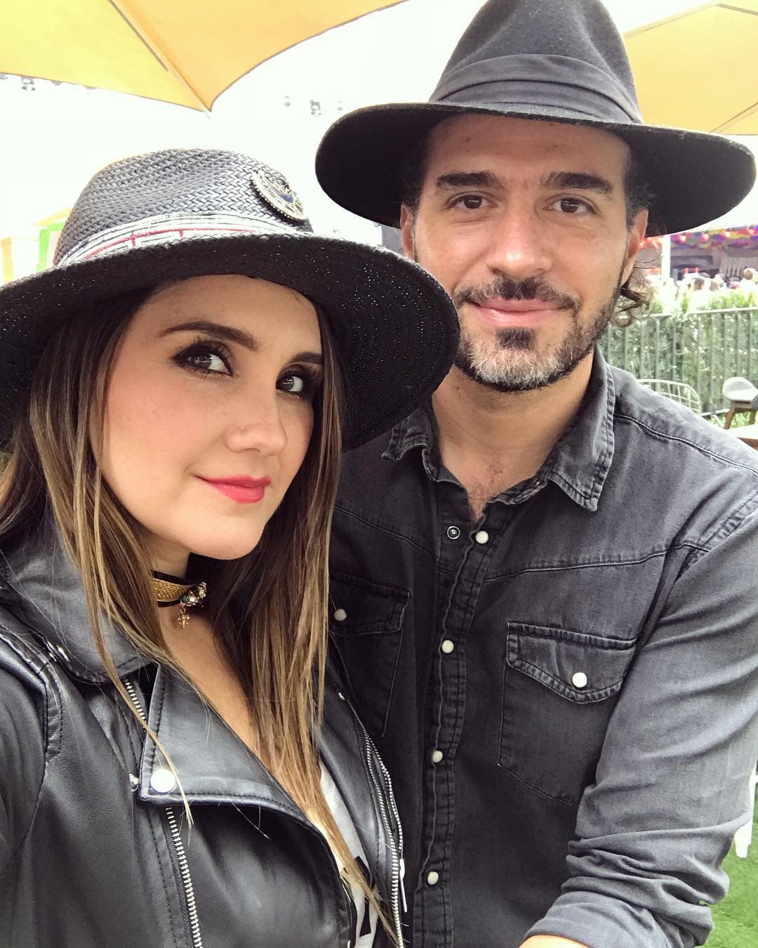 “El amor llega siempre inesperado. Siempre como un torbellino primero, para después andar despacio. El amor llega gritando, para después en silencio quedarse en nuestras manos y escribir nuestra historia. La historia de los días siguientes al día en que nos enamoramos”, fue como Paco Álvarez describió su noviazgo en un comienzo.