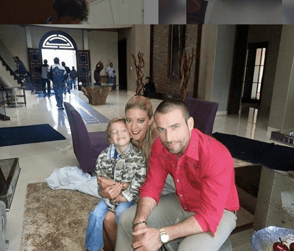 En la tercera temporada de 'El Señor de los Cielos' apareció 'Isidrito Casillas Robles', hijo de 'Aurelio Casillas' y 'Mónica Robles', interpretados por Rafael Amaya y Fernanda Castillo, respectivamente.