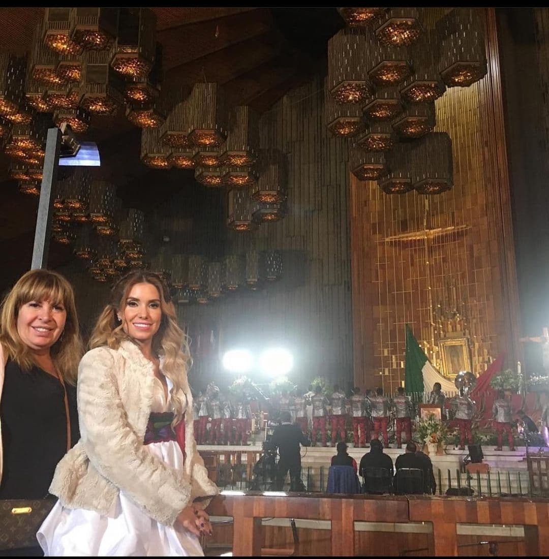 Andrea Escalona compartió una fotografía con la que recordó la vez que le cantó a la Virgen de Guadalupe, en la que estuvo acompañada de su mamá, Magda Rodríguez, quien falleció el pasado 1 de noviembre: "Mis dos mamás cuidándome desde el cielo virgencita, gracias por siempre cuidarme, cuida a mi mamita #amorEterno #siempreJuntas #NoseFuetrascendió #hehehe #aTodaMagda #FBF".