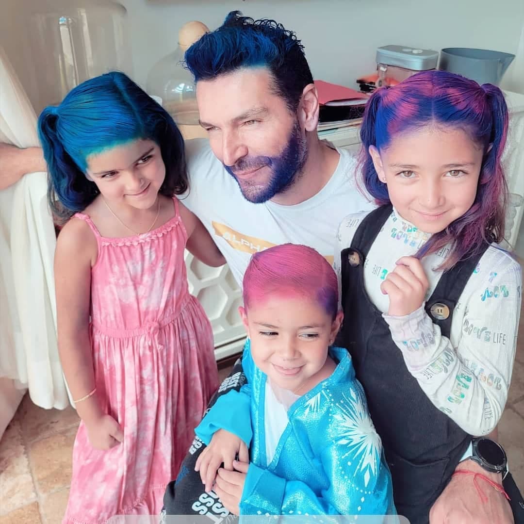 Además, el esposo de Jacqueline Bracamontes se sometió a un radical cambio de look, el cual estuvo inspirado en los personajes de la película de Disney ‘Descendientes’. “Jacky es #Mal, Caro es #Evie, Renny es #Audrey y yo soy #Hades”.